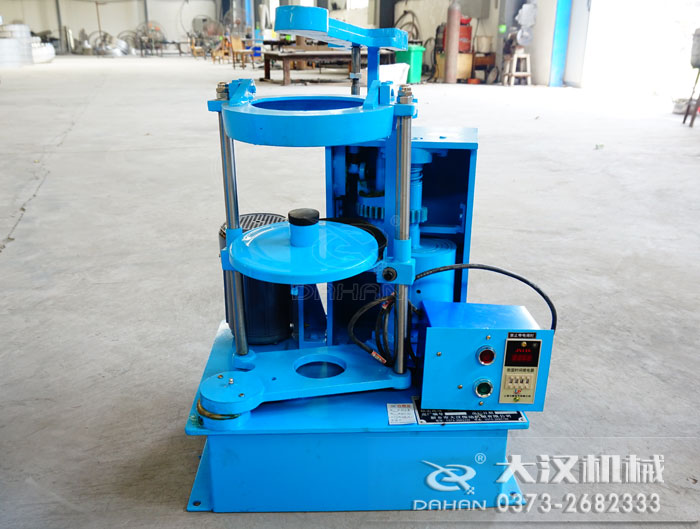 拍擊式標(biāo)準(zhǔn)振篩機(jī)具備拍擊和往復(fù)運(yùn)動(dòng)，物料下料快，篩面不易堵塞